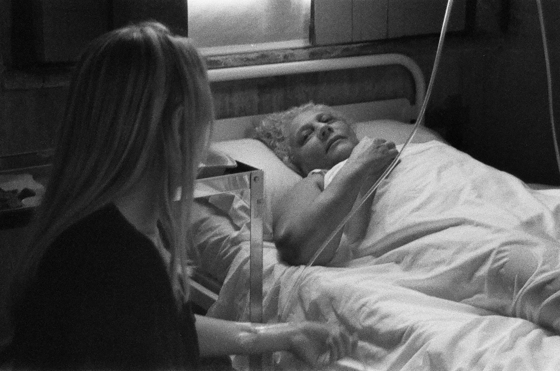 Lavinia al capezzale della madre, collegata a lei da un sottile tubo trasparente