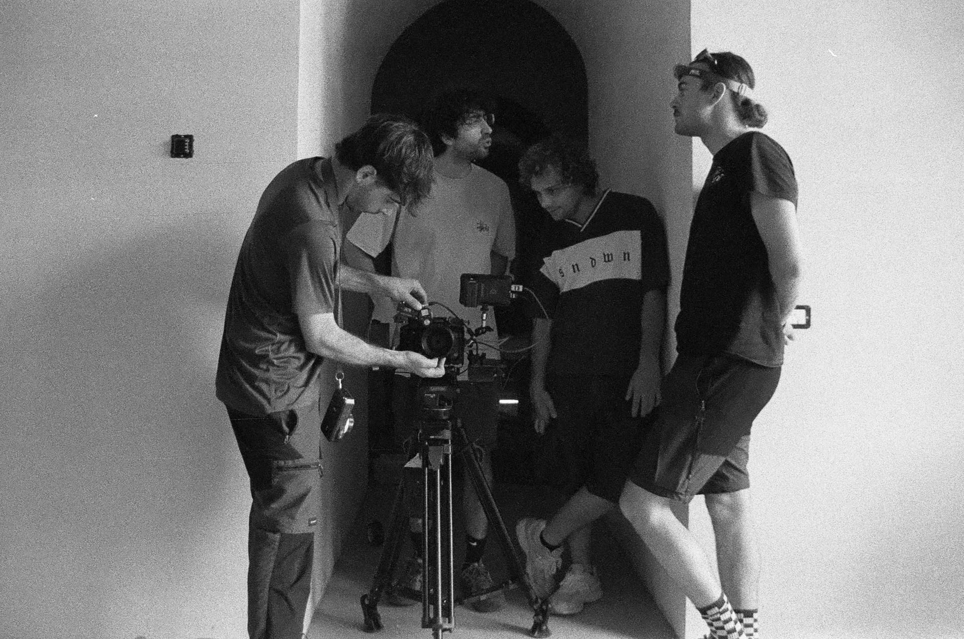 La troupe sul set, attorno alla macchina da presa